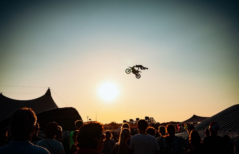 Sugababes en Willeke Alberti naar de Zwarte Cross