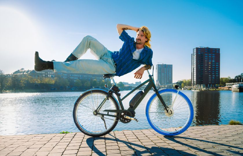Swapfiets+lanceert+%E2%80%98worry%2Dfree%E2%80%99+hotline+en+tart+zwaartekracht+in+nieuwe+campagne